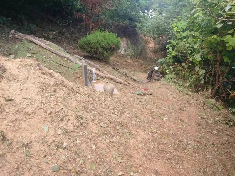 김천 봉분 2기 벌초 의뢰의 작업 후 산소 주변 모습